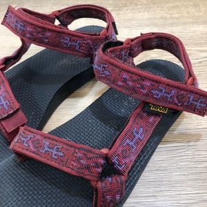 red lizard print teva originals